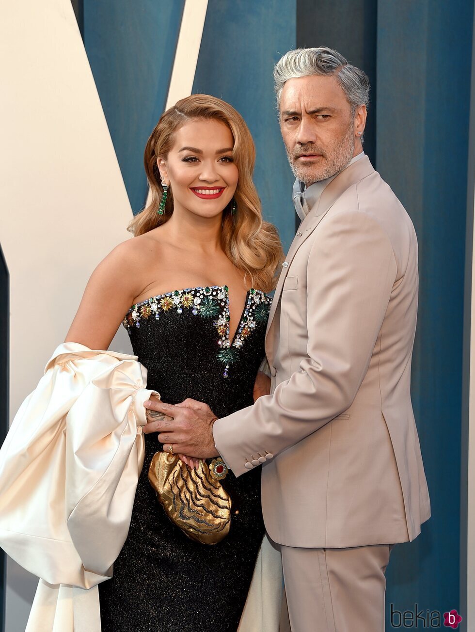Rita Ora y Taika Waititi en la fiesta de Vanity Fair tras los Premios Oscar 2022