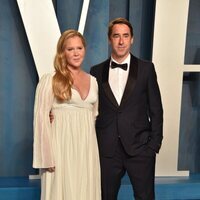 Amy Schumer y Chris Fischer en la fiesta de Vanity Fair tras los Premios Oscar 2022