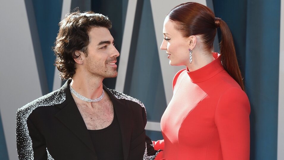 Joe Jonas y Sophie Turner se miran con cariño en la fiesta de Vanity Fair tras los Oscar 2022