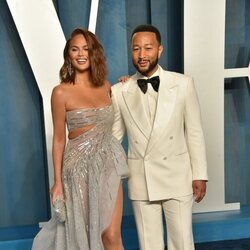 Chrissy Teigen y John Legend en la fiesta de Vanity Fair tras los Premios Oscar 2022