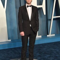 Evan Peters en la fiesta de Vanity Fair tras los Premios Oscar 2022
