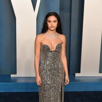 Camila Mendes en la fiesta de Vanity Fair tras los Premios Oscar 2022
