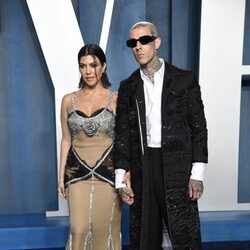 Kourtney Kardashian y Travis Barker en la fiesta de Vanity Fair tras los Premios Oscar 2022