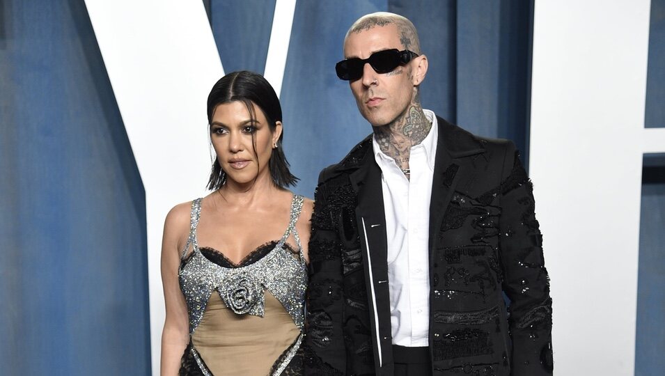 Kourtney Kardashian y Travis Barker en la fiesta de Vanity Fair tras los Premios Oscar 2022