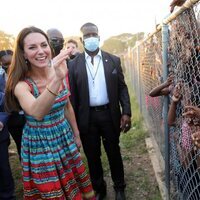 Kate Middleton saludando a través de una valla en Trenchtown en Jamaica