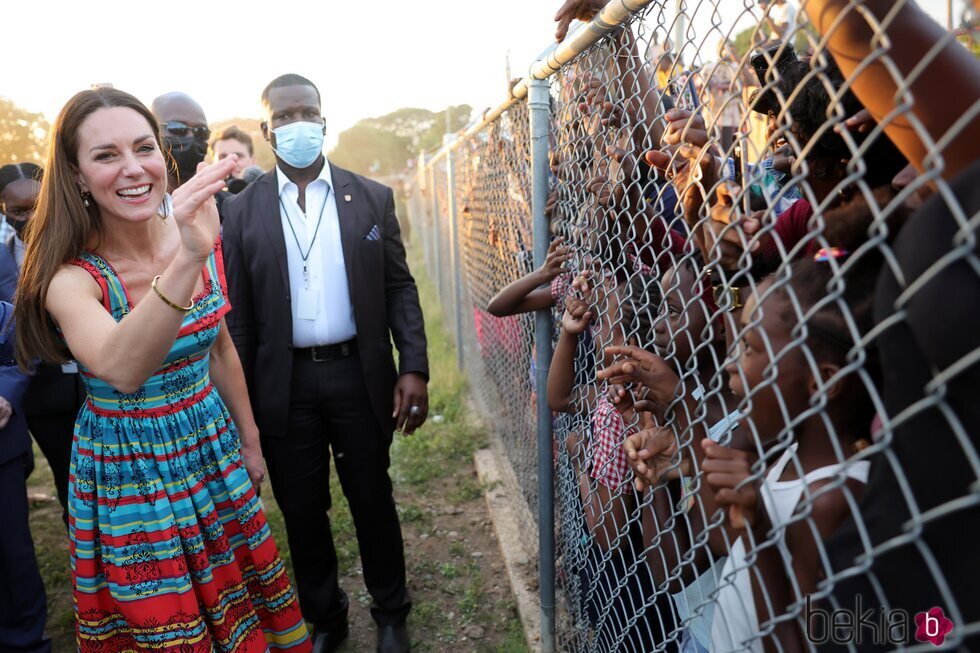 Kate Middleton saludando a través de una valla en Trenchtown en Jamaica