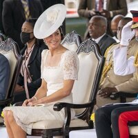 El Príncipe Guillermo y Kate Middleton en un desfile militar en Jamaica