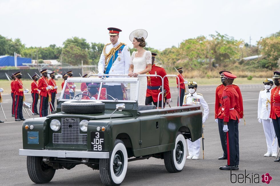 El Príncipe Guillermo y Kate Middleton subidos a un Land Rover en un desfile militar en Jamaica