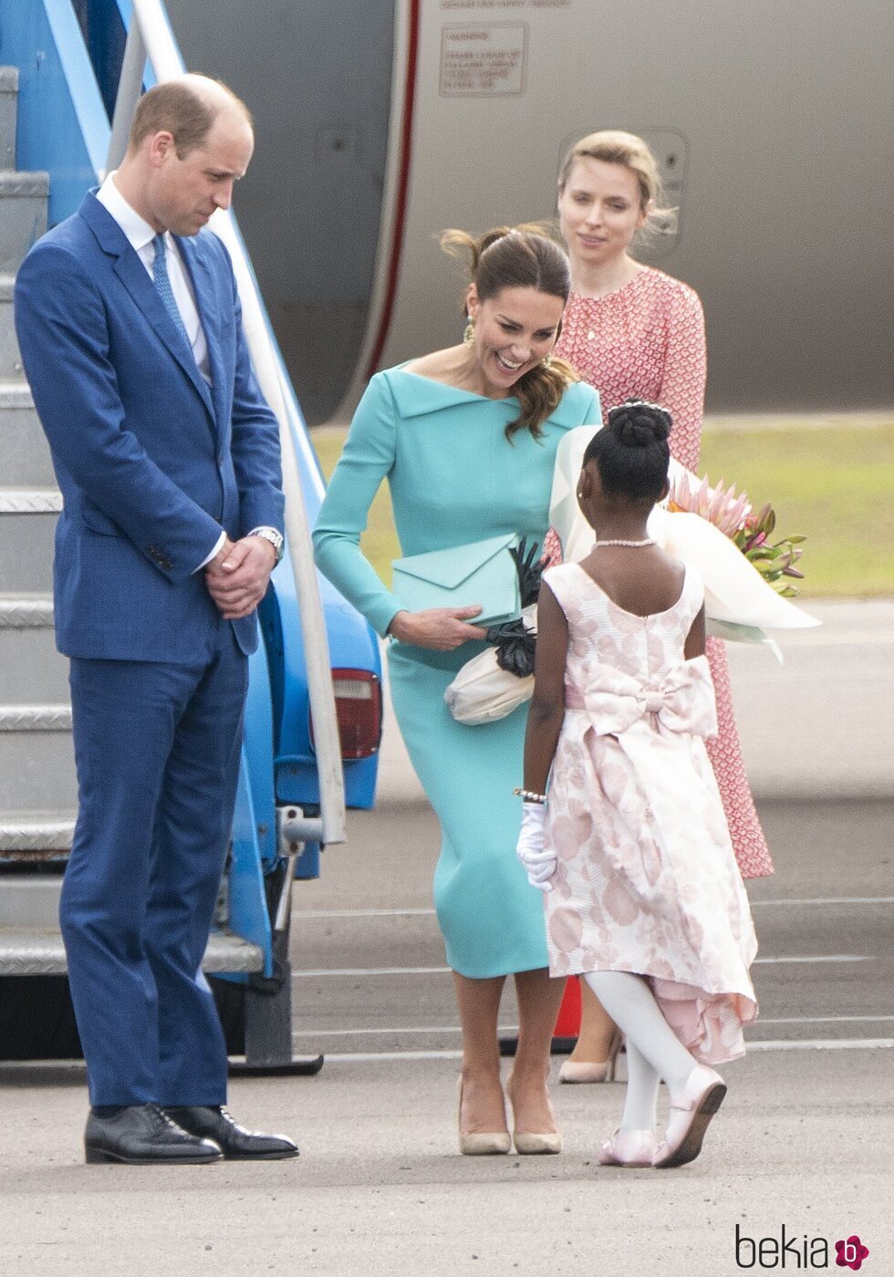 Una niña hace la reverencia al Príncipe Guillermo y Kate Middleton a su llegada a Las Bahamas