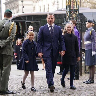 Peter Phillips y sus hijas Savannah e Isla Phillips en el homenaje al Duque de Edimburgo