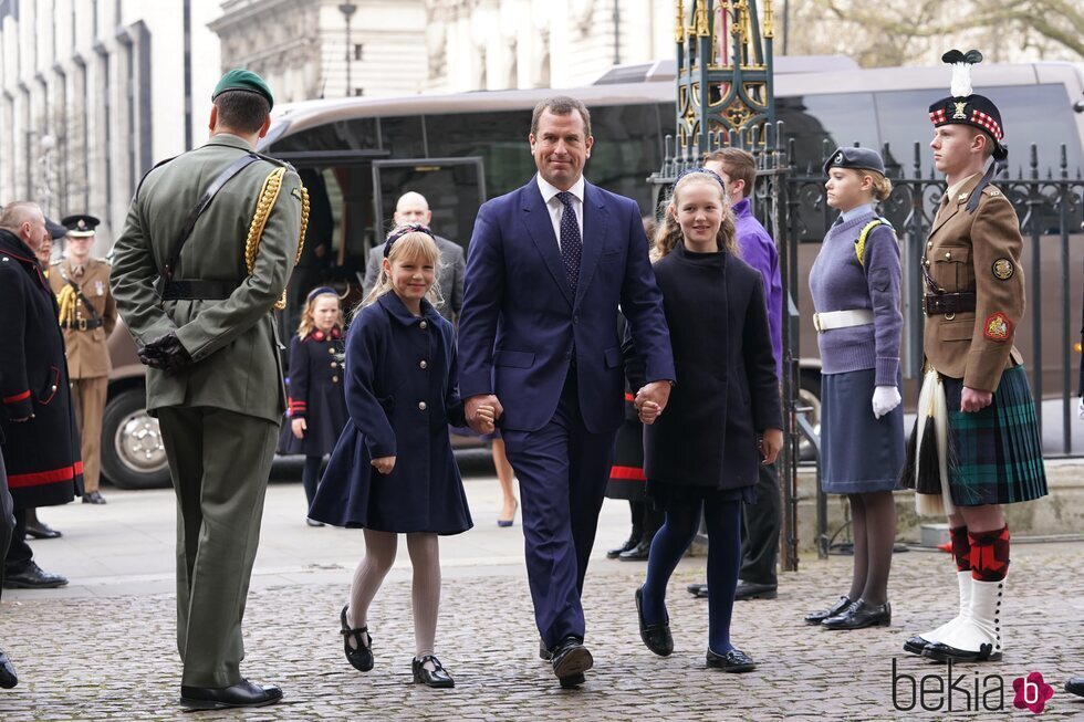 Peter Phillips y sus hijas Savannah e Isla Phillips en el homenaje al Duque de Edimburgo