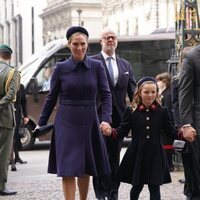Zara Phillips y Mike Tindall con su hija Mia Tindal en el homenaje al Duque de Edimburgo