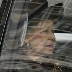 La Reina Isabel llegando en coche al homenaje al Duque de Edimburgo