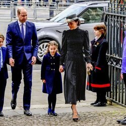 El Príncipe Guillermo y Kate Middleton, el Príncipe Jorge y la Princesa Carlota en el homenaje al Duque de Edimburgo