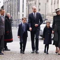 El Príncipe Guillermo y Kate Middleton y sus hijos Jorge y Carlota en el homenaje al Duque de Edimburgo