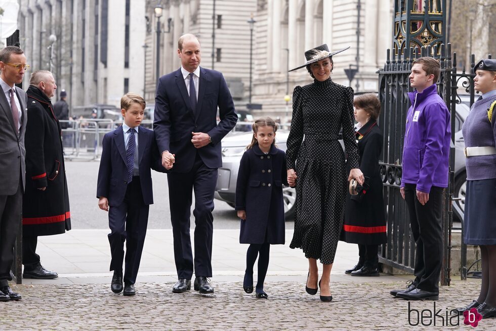 El Príncipe Guillermo y Kate Middleton y sus hijos Jorge y Carlota en el homenaje al Duque de Edimburgo