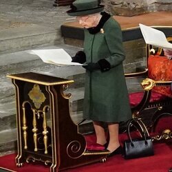 La Reina Isabel de pie en el homenaje al Duque de Edimburgo