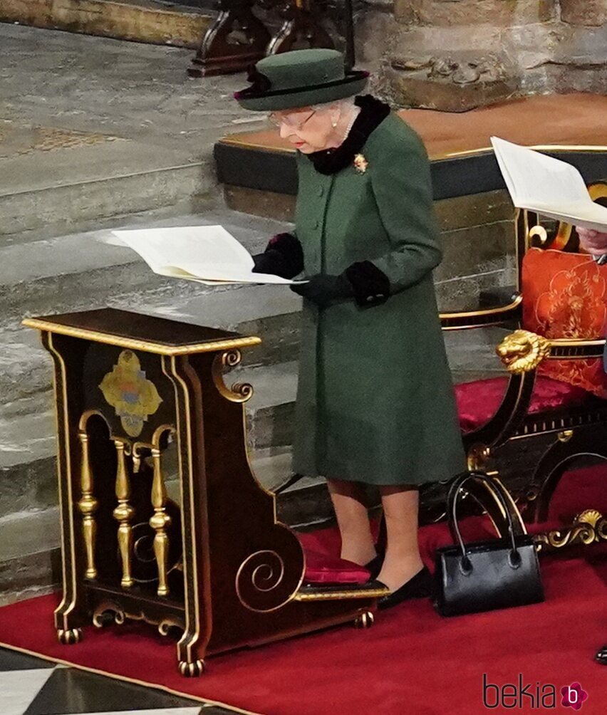 La Reina Isabel de pie en el homenaje al Duque de Edimburgo