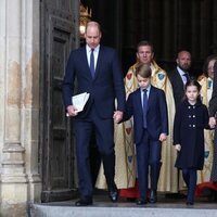 El Príncipe Guillermo y Kate Middleton con sus hijos el Príncipe Jorge y la Princesa Carlota en el homenaje al Duque de Edimburgo