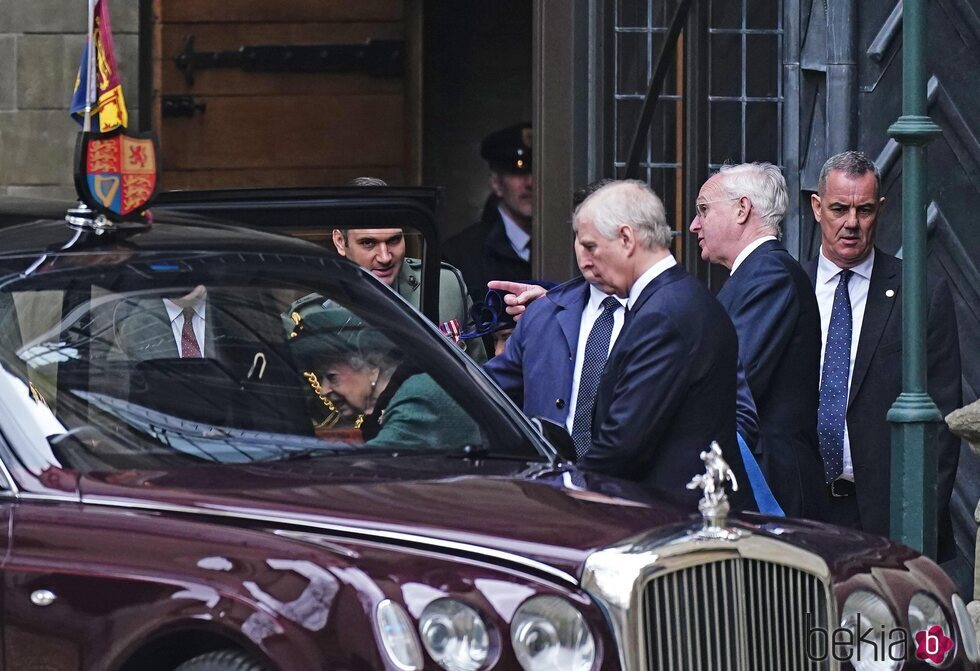 La Reina Isabel entra en el coche seguida por el Príncipe Andrés en el homenaje al Duque de Edimburgo