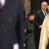 La Reina Isabel del brazo del Príncipe Andrés en el homenaje al Duque de Edimburgo