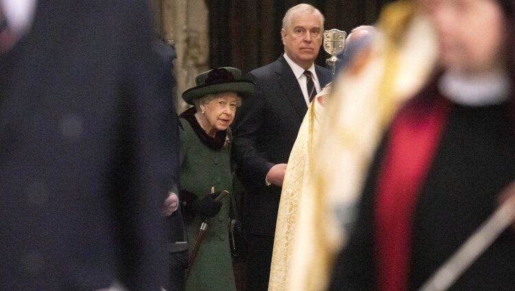 La Reina Isabel del brazo del Príncipe Andrés en el homenaje al Duque de Edimburgo
