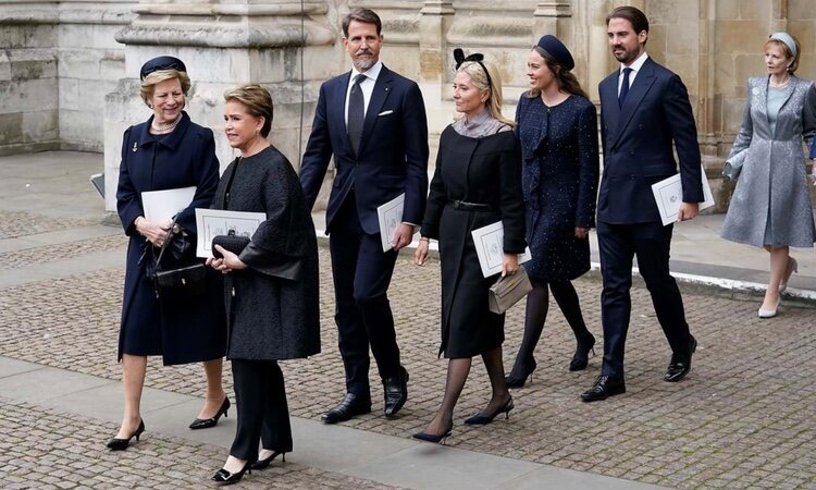 La Gran Duquesa de Luxemburgo, Ana María de Grecia, Pablo y Marie Chantal de Grecia, Felipe de Grecia y Nina Flohr y Margarita de Rumanía en el homenaje al