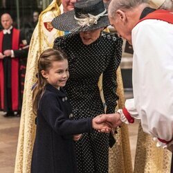 La Princesa Carlota saludando junto a Kate Middleton en el homenaje al Duque de Edimburgo