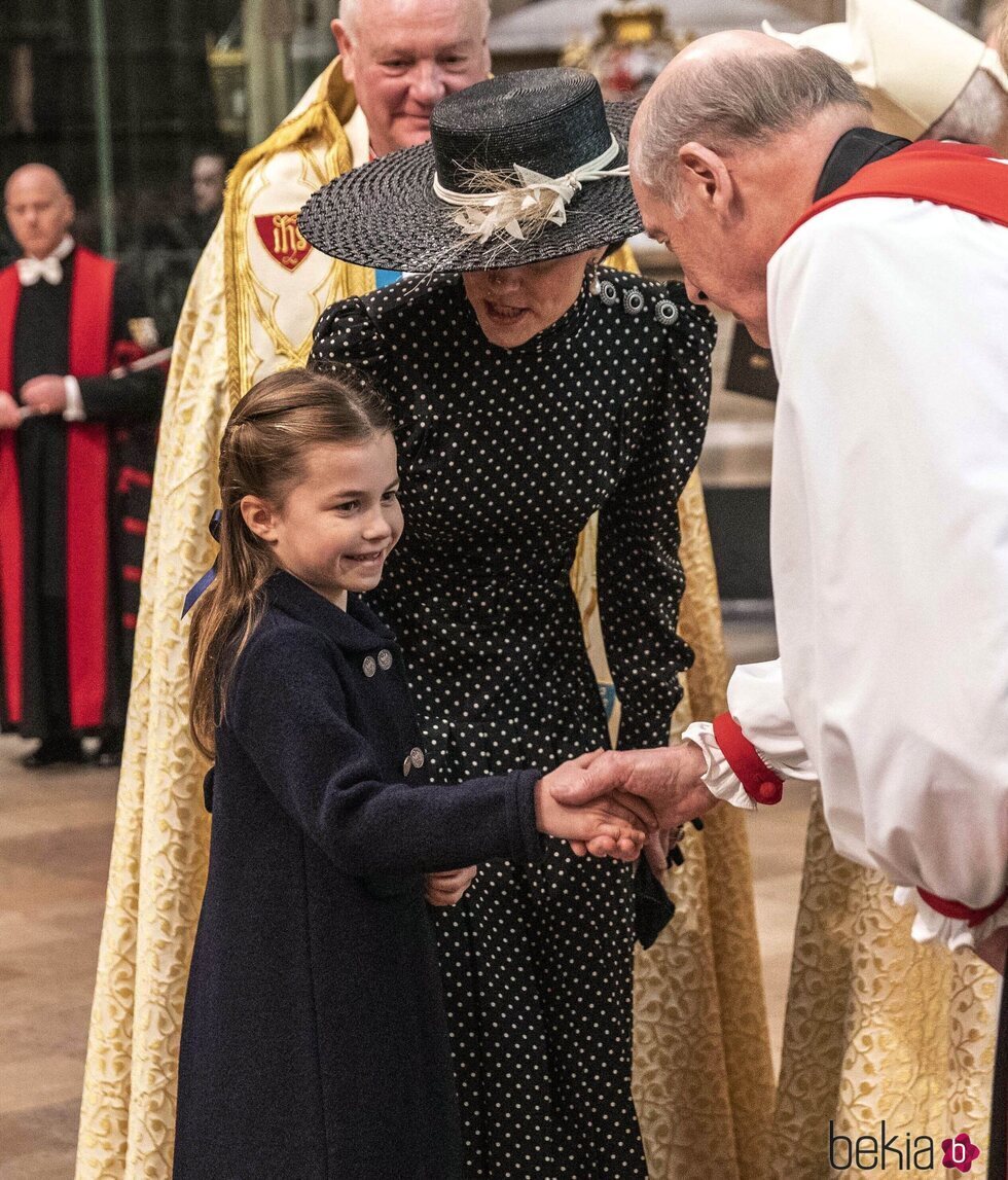 La Princesa Carlota saludando junto a Kate Middleton en el homenaje al Duque de Edimburgo