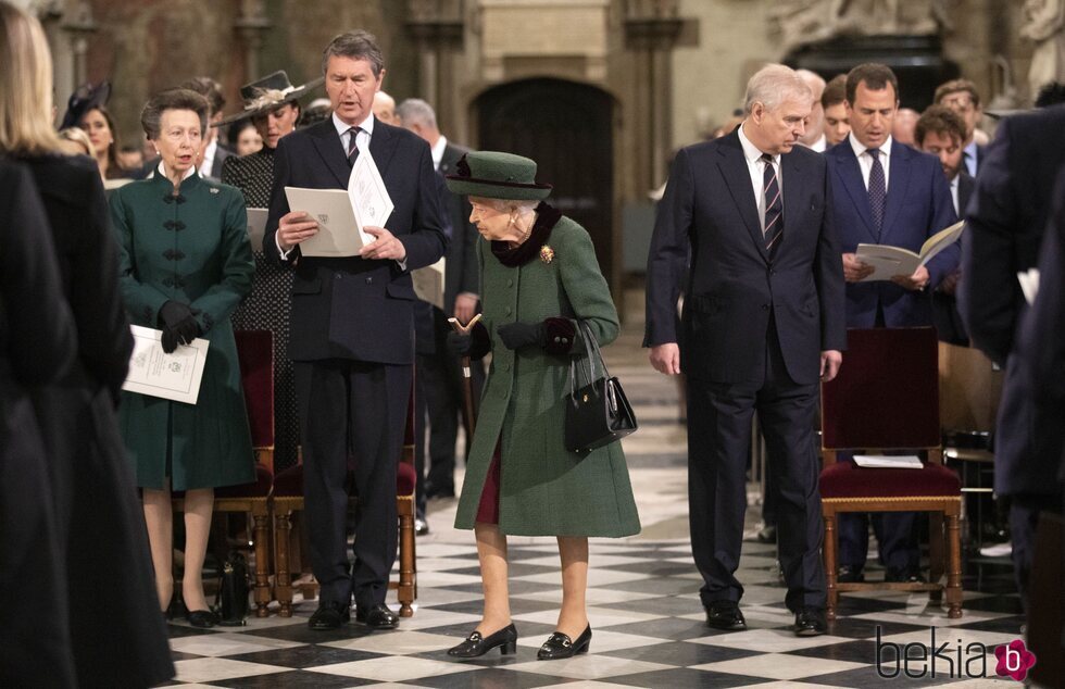 La Reina Isabel, la Princesa Ana, Sir Timothy Laurence, el Príncipe Andrés y Peter Phillips en el homenaje al Duque de Edimburgo