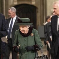 La Reina Isabel y el Príncipe Andrés en el homenaje al Duque de Edimburgo en la Abadía de Westminster