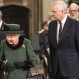 La Reina Isabel y el Príncipe Andrés en el homenaje al Duque de Edimburgo en la Abadía de Westminster