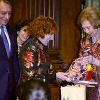 La Reina Sofía haciendo entrega de uno de los premios Sophia a la Excelencia en Nueva York
