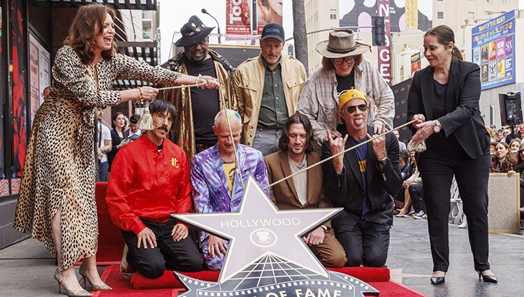 Red Hot Chili Peppers reciben su estrella en el Paseo de la Fama de Hollywood