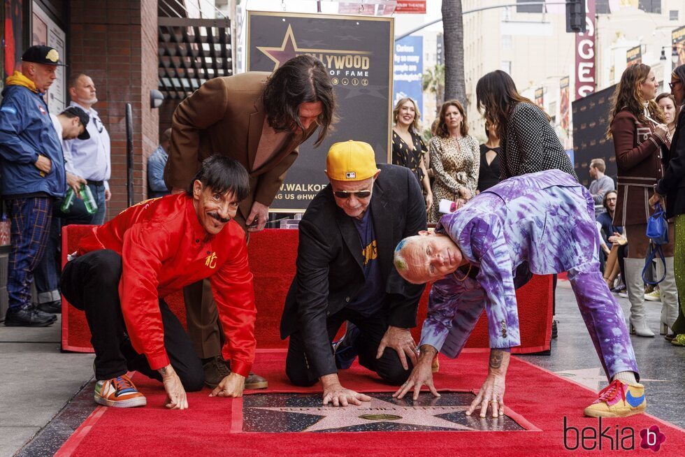 Red Hot Chili Peppers, divirtiéndose con su estrella en el Paseo de la Fama de Hollywood