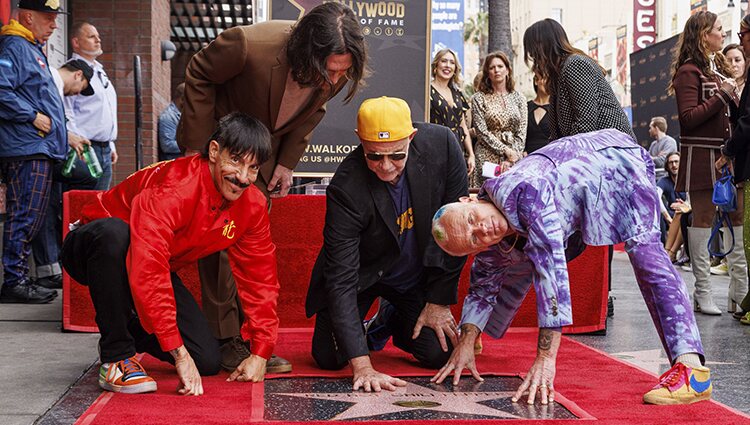 Red Hot Chili Peppers, divirtiéndose con su estrella en el Paseo de la Fama de Hollywood