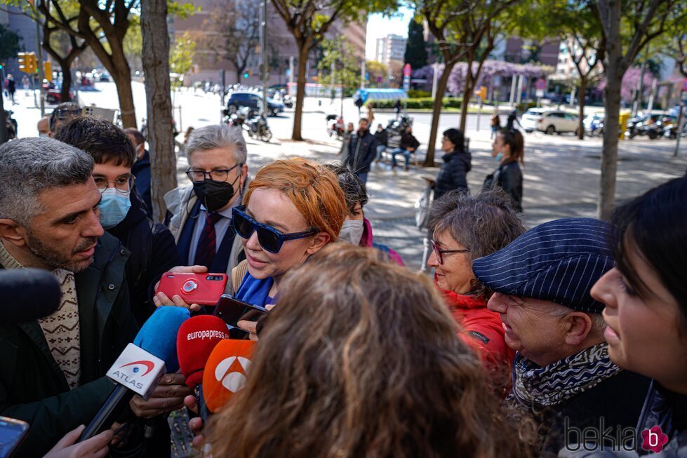 Angela Dobrowolski contestando a la prensa en las puertas del juzgado de Barcelona