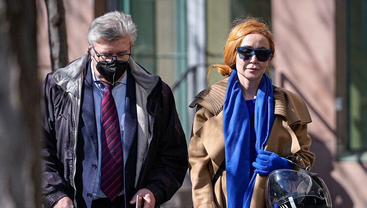 Angela Dobrowolski con su abogado acudiendo a los juzgados de Barcelona