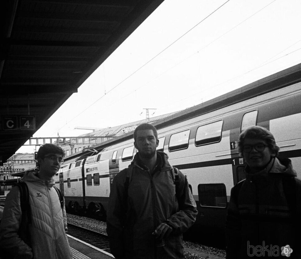 Pablo, Juan y Miguel Urdangarin de viaje en una estación de tren en Suiza