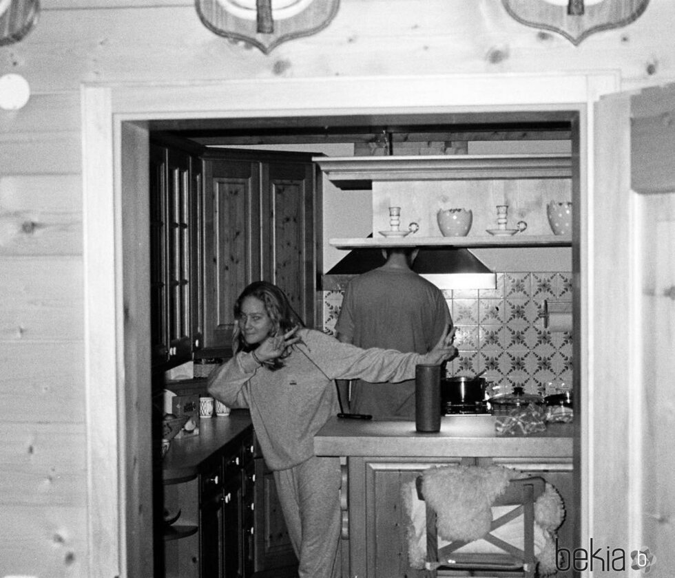 Irene Urdangarin haciendo un gesto gracioso en la cocina