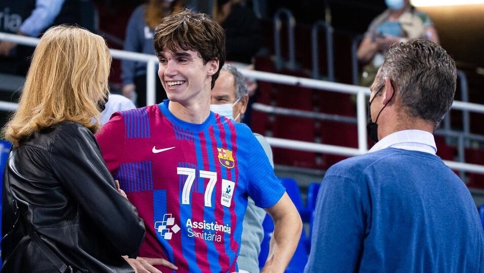 Pablo Urdangarin con la Infanta Cristina e Iñaki Urdangarin en su debut en el Barça de Balonmano