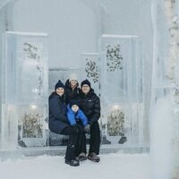 Victoria y Daniel de Suecia con sus hijos Estela y Oscar de Suecia en un hotel helado
