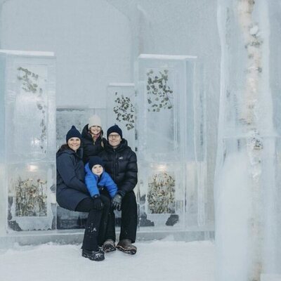 Victoria y Daniel de Suecia con sus hijos Estela y Oscar de Suecia en un hotel helado