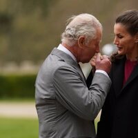 El Príncipe Carlos besa la mano de la Reina Letizia en la inauguración de la Spanish Gallery de Bishop Auckland