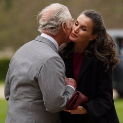 La Reina Letizia y el Príncipe Carlos dándose un beso en la inauguración de la Spanish Gallery de Bishop Auckland
