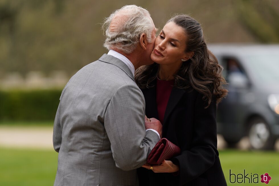La Reina Letizia y el Príncipe Carlos dándose un beso en la inauguración de la Spanish Gallery de Bishop Auckland