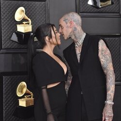 Kourtney Kardashian y Travis Barker en los premios Grammy 2022