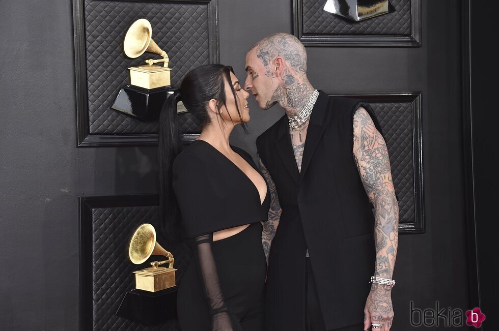 Kourtney Kardashian y Travis Barker en los premios Grammy 2022
