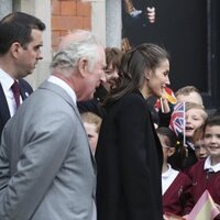 El Príncipe Carlos y la Reina Letizia con unos niños en la inauguración de la Spanish Gallery de Bishop Auckland