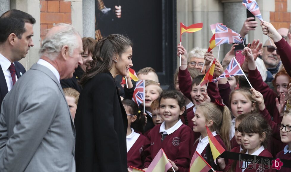 El Príncipe Carlos y la Reina Letizia con unos niños en la inauguración de la Spanish Gallery de Bishop Auckland